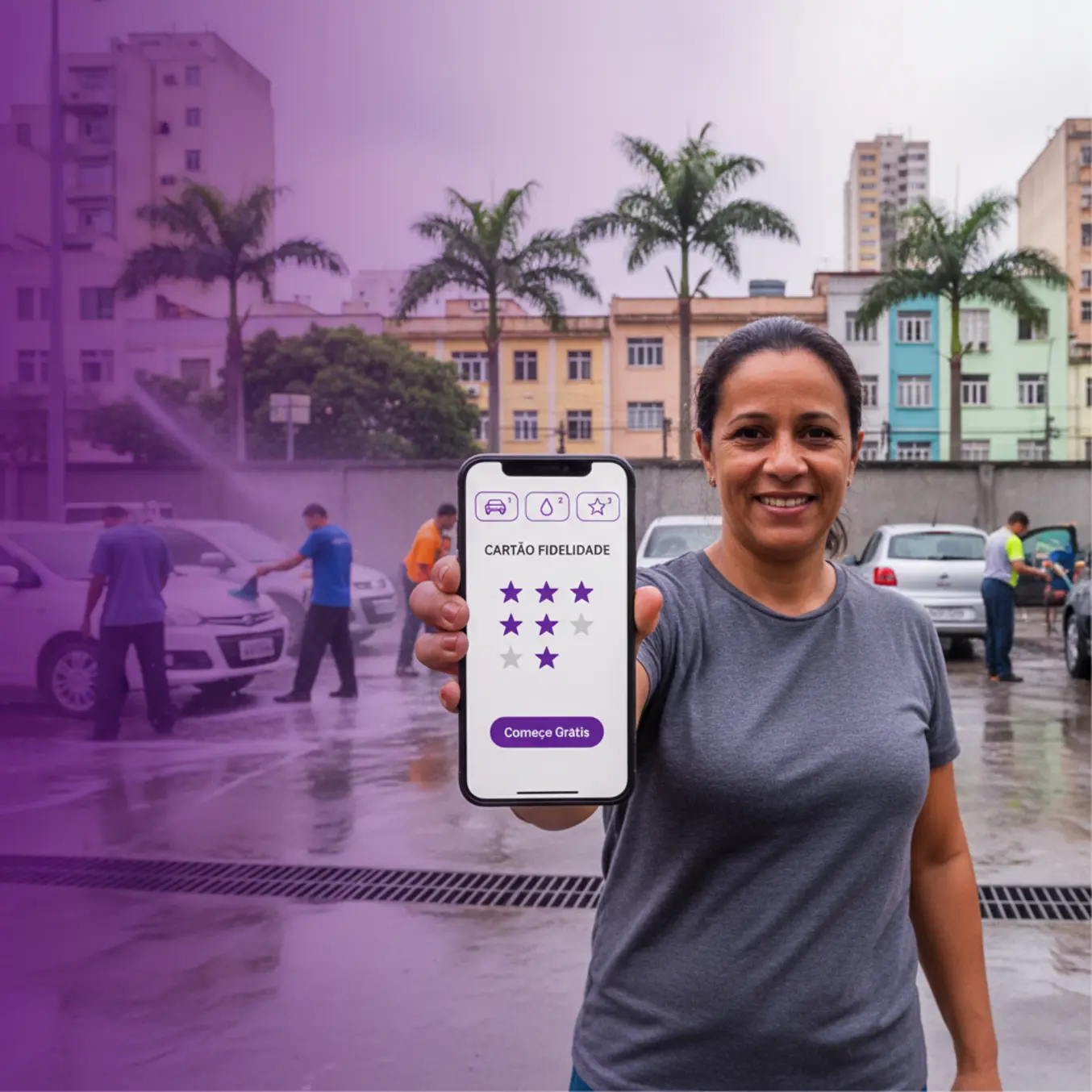 Proprietário de lava rápido mostrando aplicativo de fidelização em smartphone para cliente