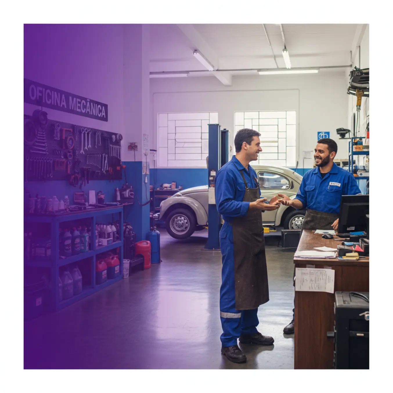 Mecânico atendendo cliente em oficina de auto peças organizada e profissional