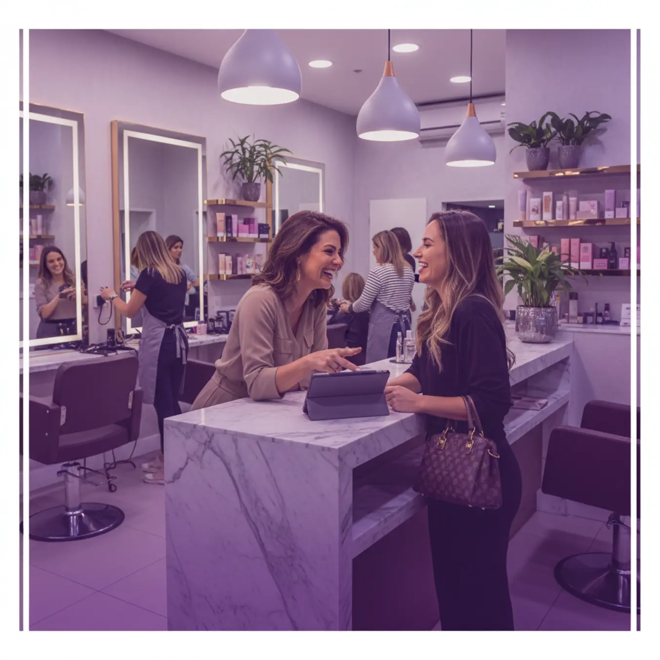 Atendimento humanizado em recepção de salão de beleza moderno
